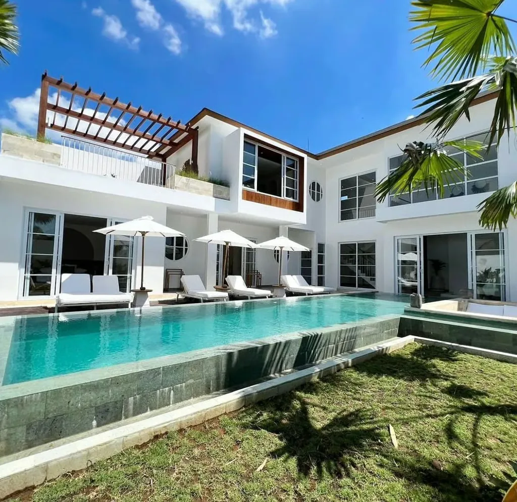 Villa pool with stone wall cladding along the pool edge